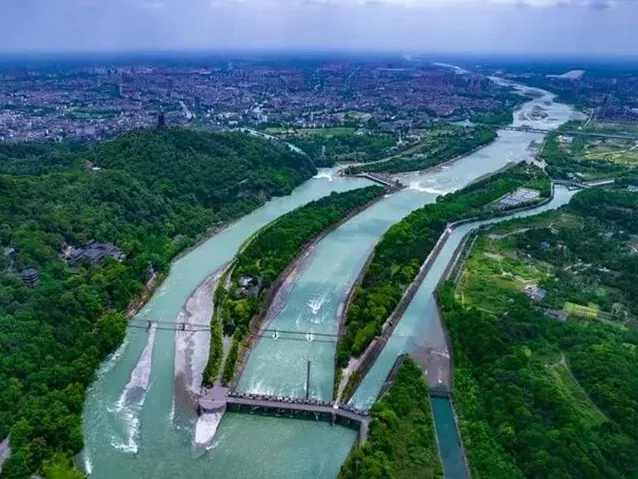 Vue aérienne panoramique du système d'irrigation de Dujiangyan et du paysage environnant