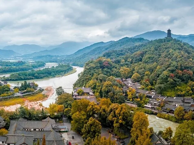 Vue aérienne du système d'irrigation de Dujiangyan avec rivière et collines
