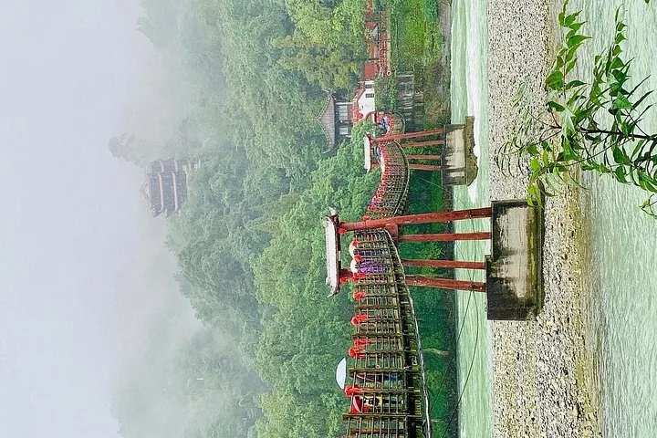 Pont suspendu surplombant la rivière au système d’irrigation de Dujiangyan, dans la brume