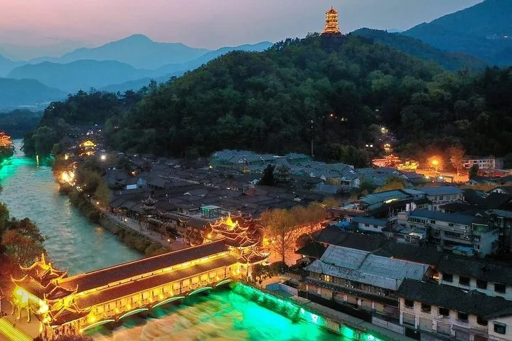 Vue nocturne du système d'irrigation de Dujiangyan illuminé