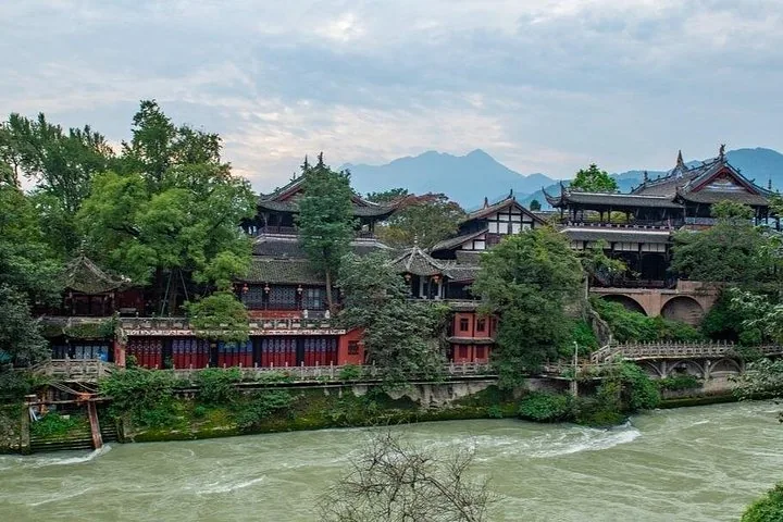 Edifici tradizionali cinesi lungo il fiume presso il sistema di irrigazione di Dujiangyan