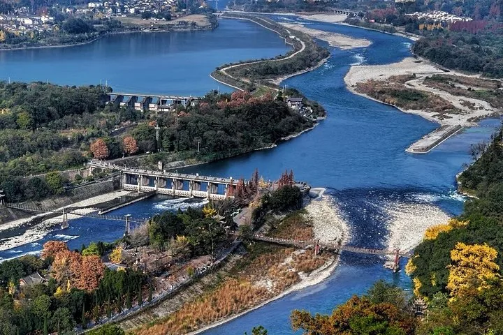 Ansicht des Dujiangyan-Bewässerungssystems aus der Vogelperspektive mit der Flussaufteilung