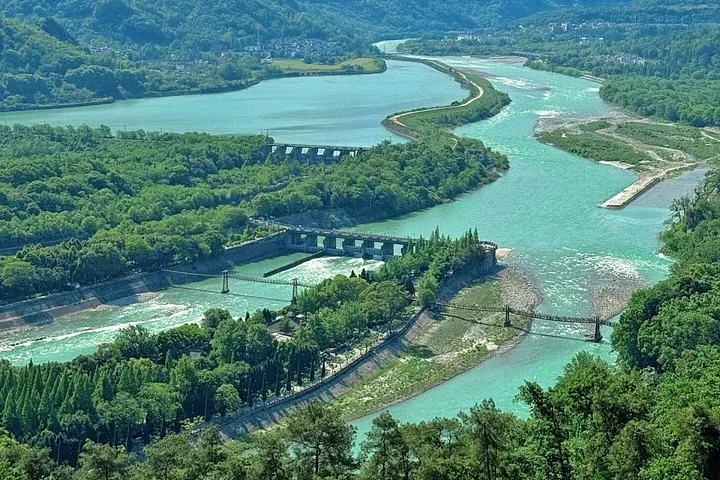Vue aérienne du système d'irrigation de Dujiangyan avec barrages et ponts